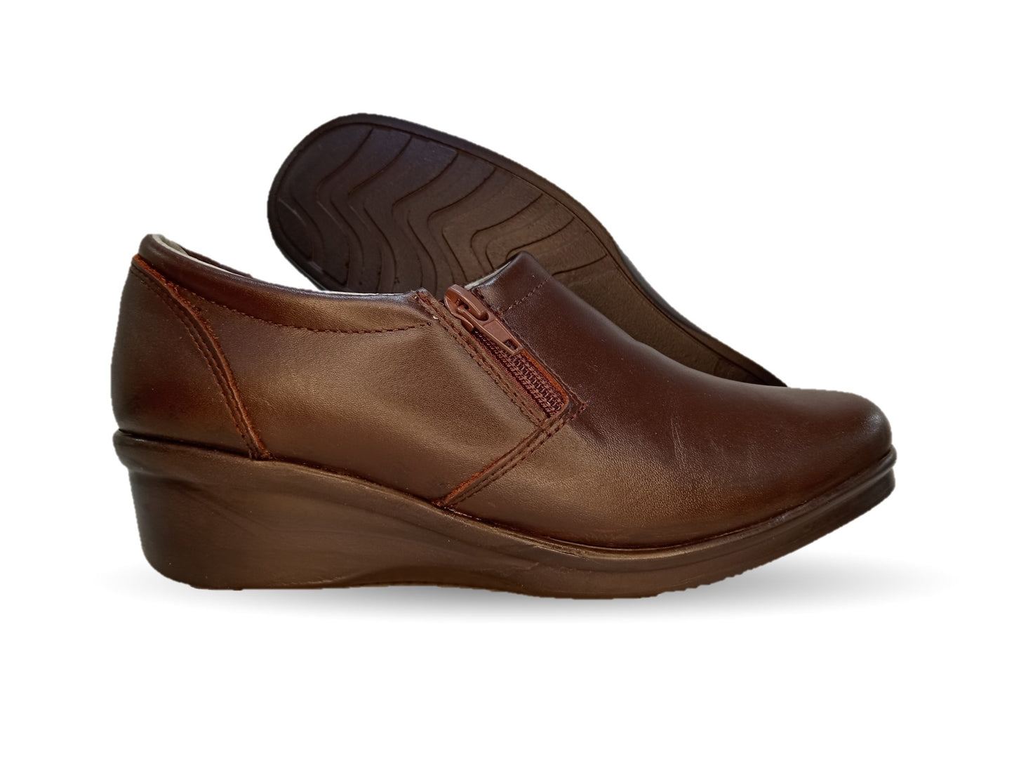 Zapato de Confort y Casual de piel con cuña mediana Hannia 640 Café para mujer
